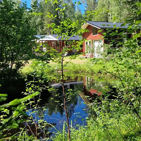 Hirsimökki Kansallispuistossa Lomamökit