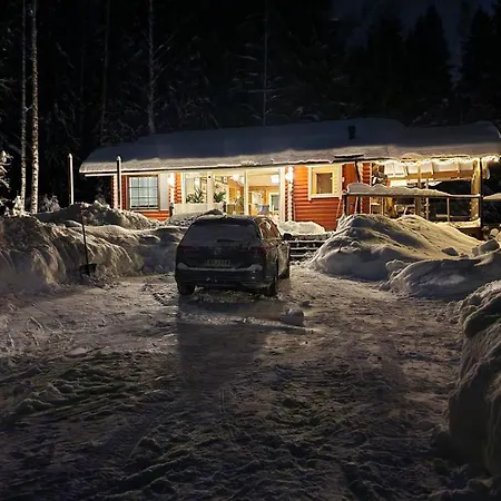 Hirsimökki Kansallispuistossa Lomamökit