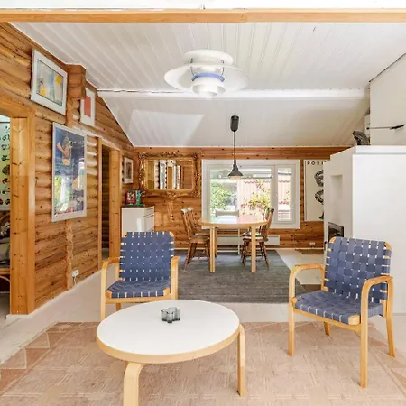 Hirsimökki Kansallispuistossa *