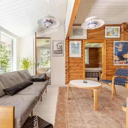 Hirsimökki Kansallispuistossa * Espoo