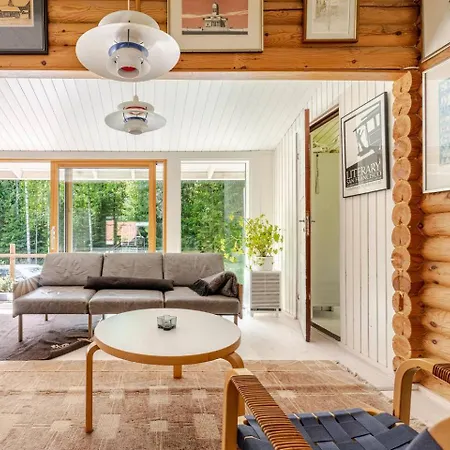 Hirsimökki Kansallispuistossa Lomamökit *