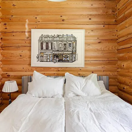 Hirsimökki Kansallispuistossa * Espoo