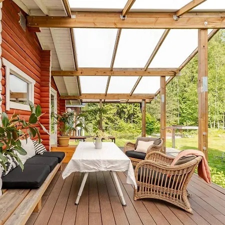 Hirsimökki Kansallispuistossa Lomamökit