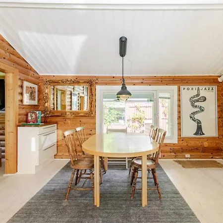 Hirsimökki Kansallispuistossa Lomamökit Espoo